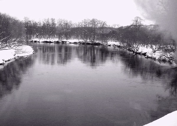 柳澤　徹　　北海道　2004・3　#4　雪積もる釧路湿原と河　ＳＬ冬の湿原号の走行する客車内より　写真　画面右上には蒸気機関車のたなびく煙が
