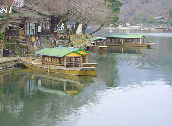 柳澤　徹　　京都　2005・3　#1　　嵐山・桂川の屋形船　　写真
