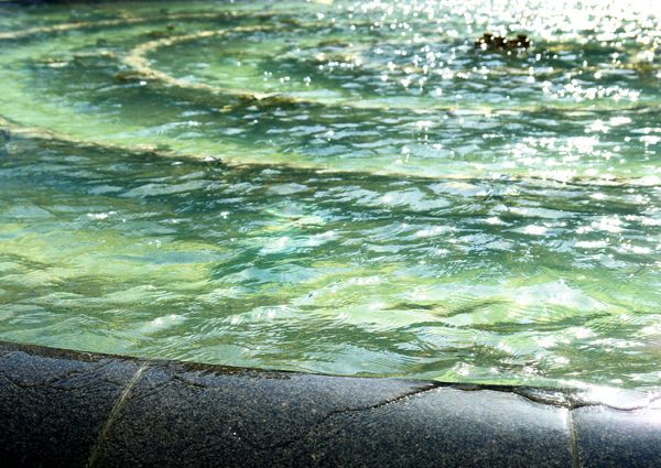 (C) 柳澤　徹　　東京・池袋　2006・3　#3　『西口公園の大きくて丸い噴水／凪』　 写真