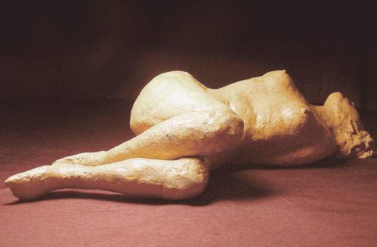 柳澤　徹　　裸婦　2003・4　（裸婦彫刻）　18×40×10cm　　とおる美術館 所蔵